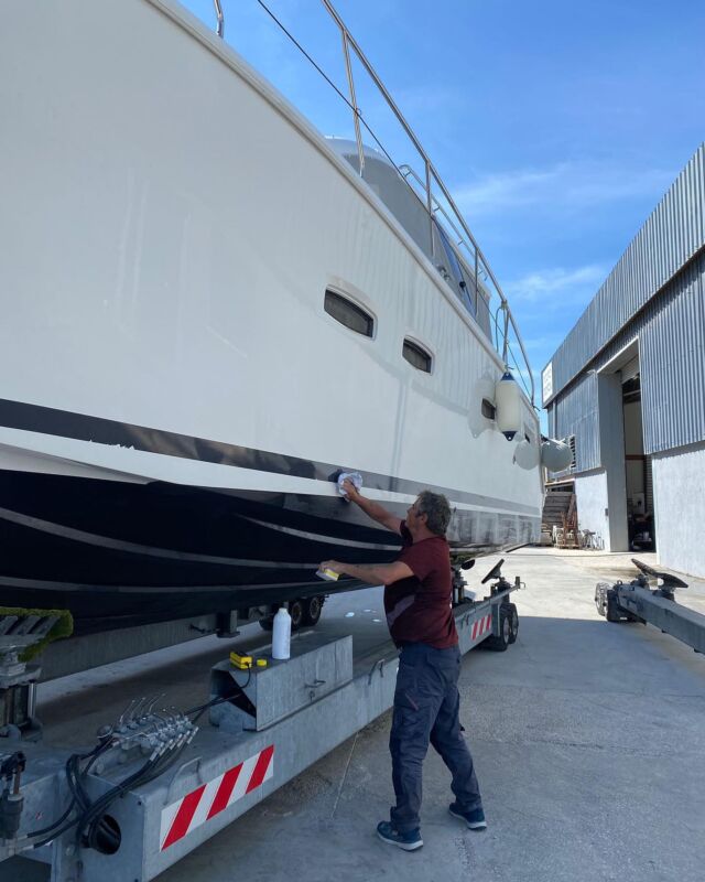 Les mises à l’eau continuent chez Port d’Hiver Yachting et notre équipe de nettoyage prend soin des bateaux jusqu’à leur départ du chantier !
.
.
.
#portdhiver #portdhiveryachting #shipyard #services #boatcleaning #cleaning #launching #boatlaunch #bormeslesmimosas #southoffrance #boatlife #spring #highseason #holiday #frenchriviera #cotedazur #boats #maintenance #boatmaintenance