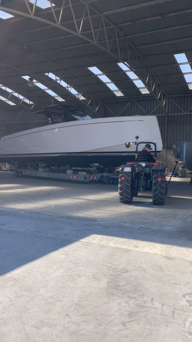 Préparation d’un Pardo 43 pour sa mise à l’eau à Bormes-les-Mimosas qui se fait une joie de retrouver l’eau à l’arrivée des beaux jours 🛥️☀️
.
.
.
#pardo #pardo43 #pardoyachts #portdhiver #portdhiveryachtint #southoffrance #frenchriviera #cotedazur #shipyard #yachtbroker #boatmaintenance #maintenance #services #boatservices #launch #boatlaunch #sunnyday #bormeslesmimosas #bormes #reel #reels