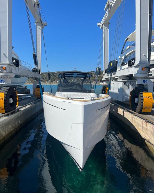 Mise à l’eau par notre équipe d’un Pardo 38 disponible en charter cet été à Port Grimaud par @upscale_experience
.
.
.
#portdhiver #portdhiveryachting #shipyard #services #boatcleaning #cleaning #launching #boatlaunch #bormeslesmimosas #southoffrance #boatlife #spring #highseason #holiday #frenchriviera #cotedazur #boats #maintenance #boatmaintenance #charter